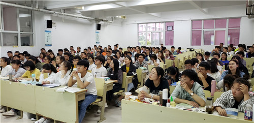 2018级口腔5、6班成功举办“励志青春”主题班会