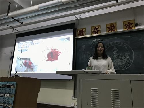 365足球15级口腔三四班召开了以“建院升本 我为学校发展添砖加瓦”为题的主题班会