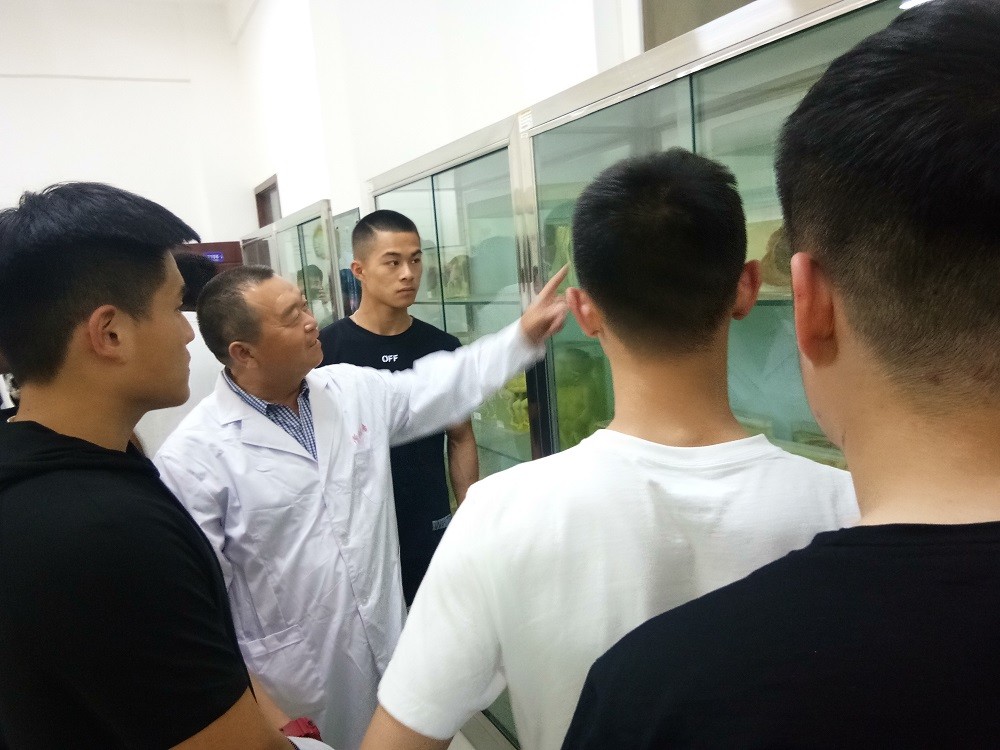 菏泽学院体育系师生来365足球生命科学馆参观