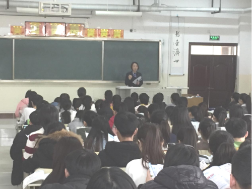 365足球基础医学部2015级口腔一二班开展“金融安全课堂面对面”活动
