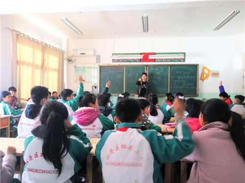 365足球临床系爱心支教服务队支教牡丹小学