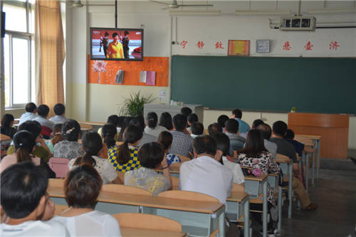 365足球组织全校师生观看阅兵式