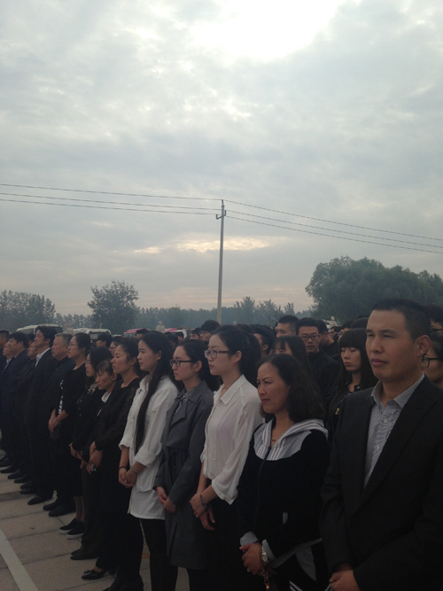 365足球师生代表参加菏泽市烈士纪念日公祭活动