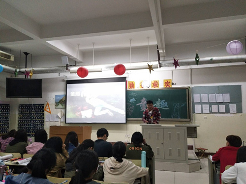 2017级口腔7.8班成功举办“童趣”主题班会