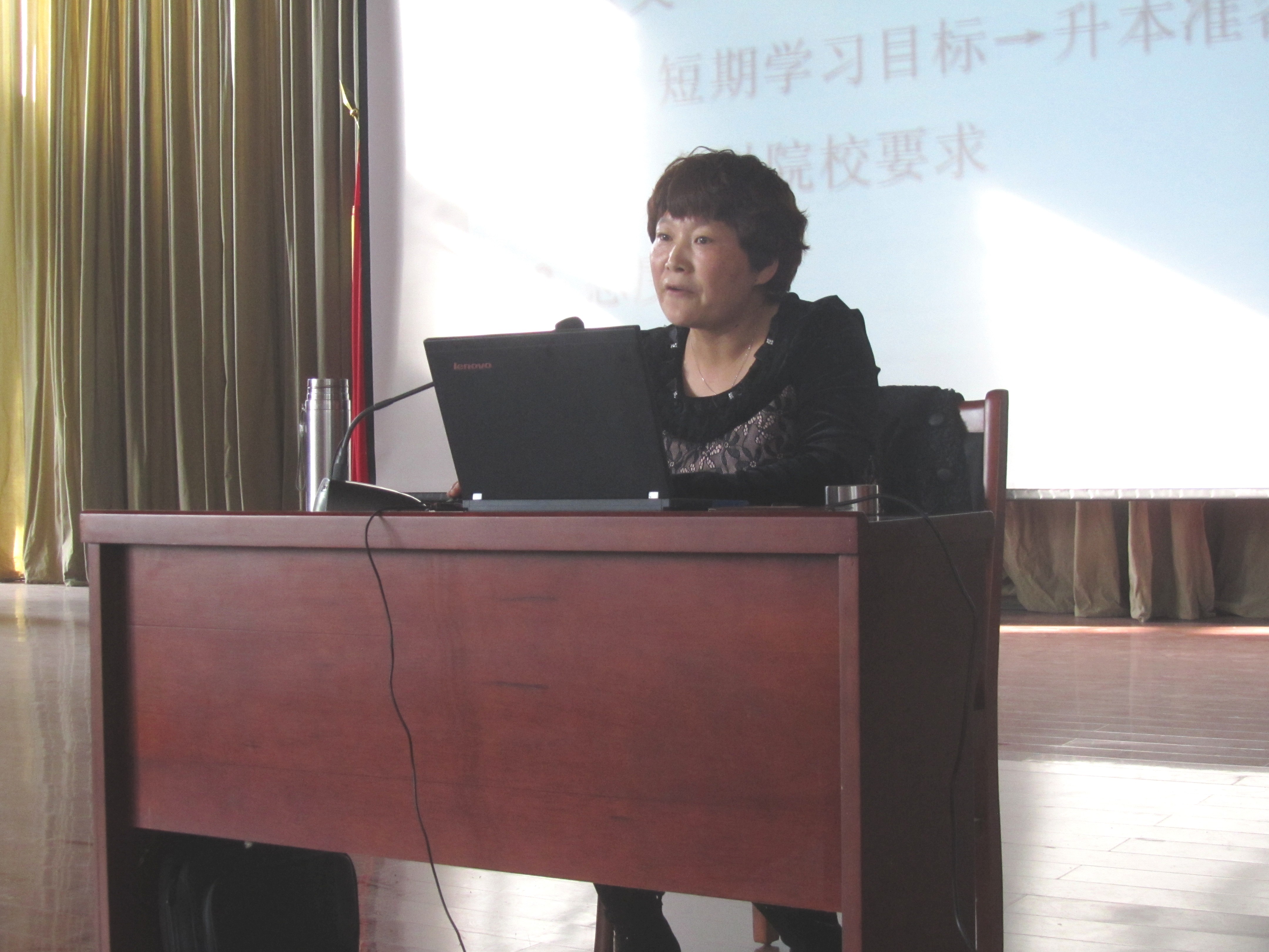 365足球举行“大学英语四级题型分析及应试策略”专题讲座