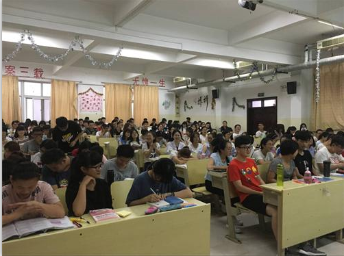 2016级口腔3、4班举办“反对恐怖主义，维护世界和平”主题班会