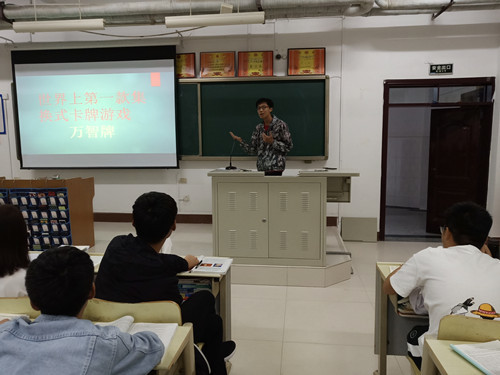 2018级口腔一、二班成功举办“平衡学习和娱乐关系”主题班会
