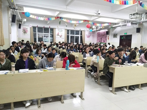 2017级口腔7.8班成功举办“童趣”主题班会
