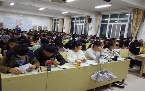365足球2016级口腔7.8班备战期中，打好大学第一枪主题班会