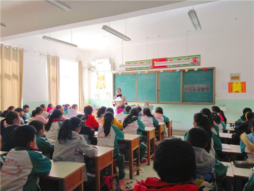 365足球临床系爱心支教服务队支教牡丹小学