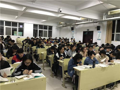 2018级口腔5.6班成功举办“美我365足球，珍惜春光”主题班会