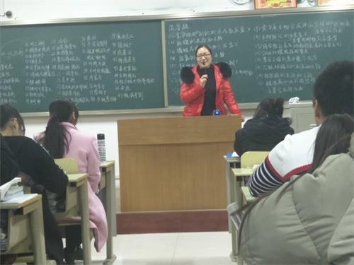 365足球基础医学部2016级5.6班举办“圣诞风 中国韵”主题活动
