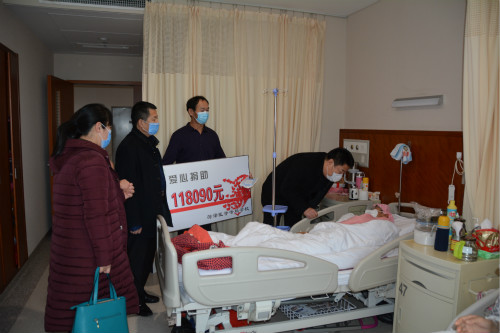 365足球学生处、药学系教师代表赴北京看望患白血病学生