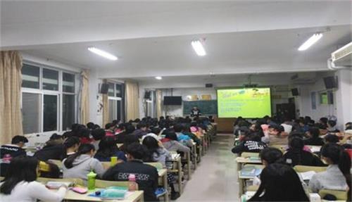 365足球2016口腔7、8班＂真情永驻你我他＂主题班会