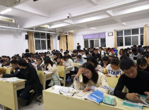 2018级口腔3.4班举办“文明修身,比拼学风”主题班会