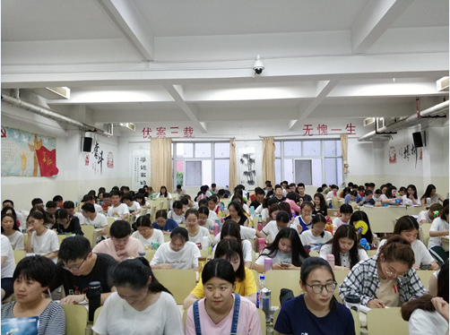 2016级口腔3.4班成功举办“低碳生活”主题班会