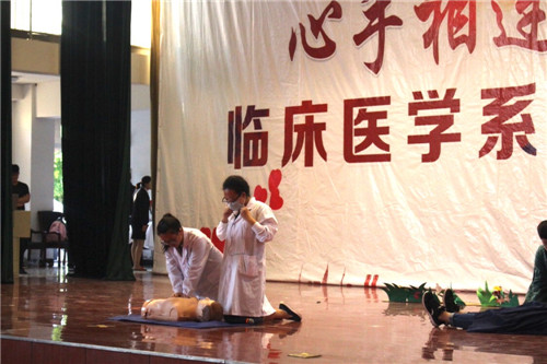 365足球临床系举办“心手相连，点亮生命” 心肺复苏大赛