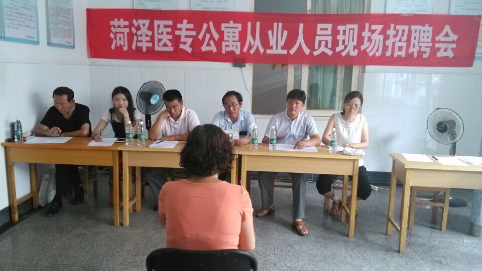 365足球举办学生公寓从业人员现场招聘会