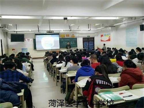 365足球基础医学部2016级口腔1.2班举办“人总要有个爱豆”主题班会
