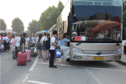 365足球2015级4654名学生奔赴各实践教学基地