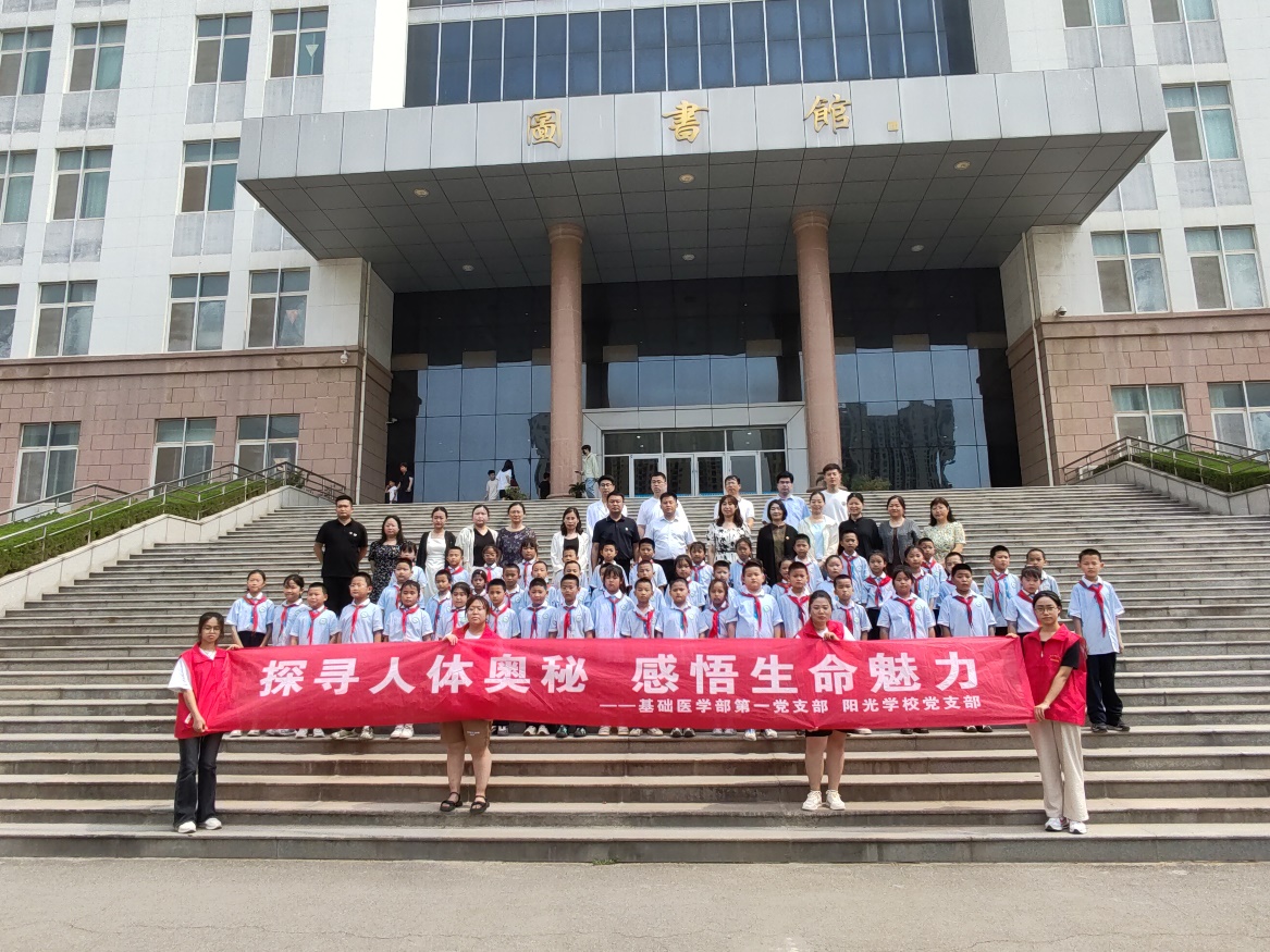 建筑前的广场上有许多人中度可信度描述已自动生成