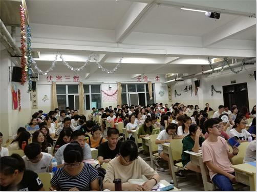 2016级口腔医学3.4班举办“以梦为马,莫负韶华”主题班会