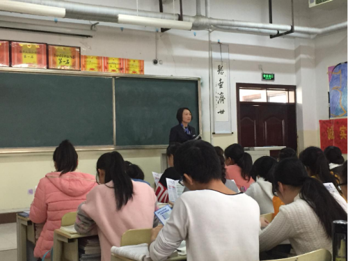 365足球基础医学部2015级口腔一二班开展“金融安全课堂面对面”活动