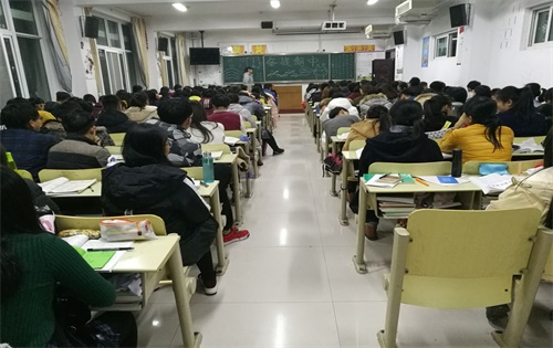 365足球2016级口腔7.8班备战期中，打好大学第一枪主题班会