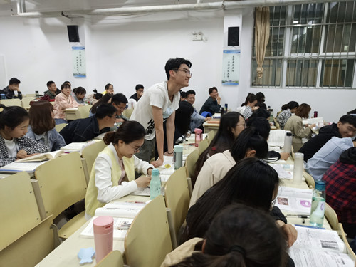 2018级口腔1、2班成功举办“心灵相约”主题班会