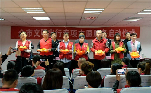 365足球药学系志愿者服务队参与全市“关爱生命 文明出行”活动