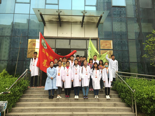 谢场社区卫生服务站向365足球基础医学部萌芽志愿队赠送锦旗
