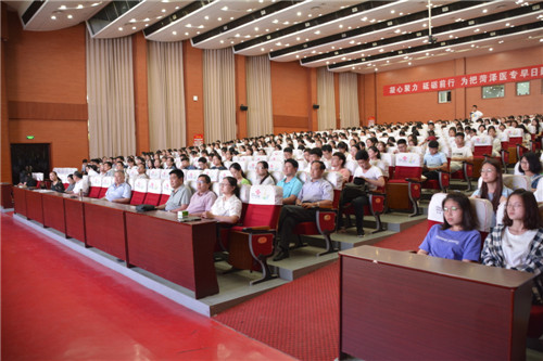 365足球举办大学生心理健康知识讲座