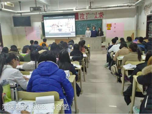365足球基础医学部2016级口腔3.4班举办“拒绝低头族”主题班会
