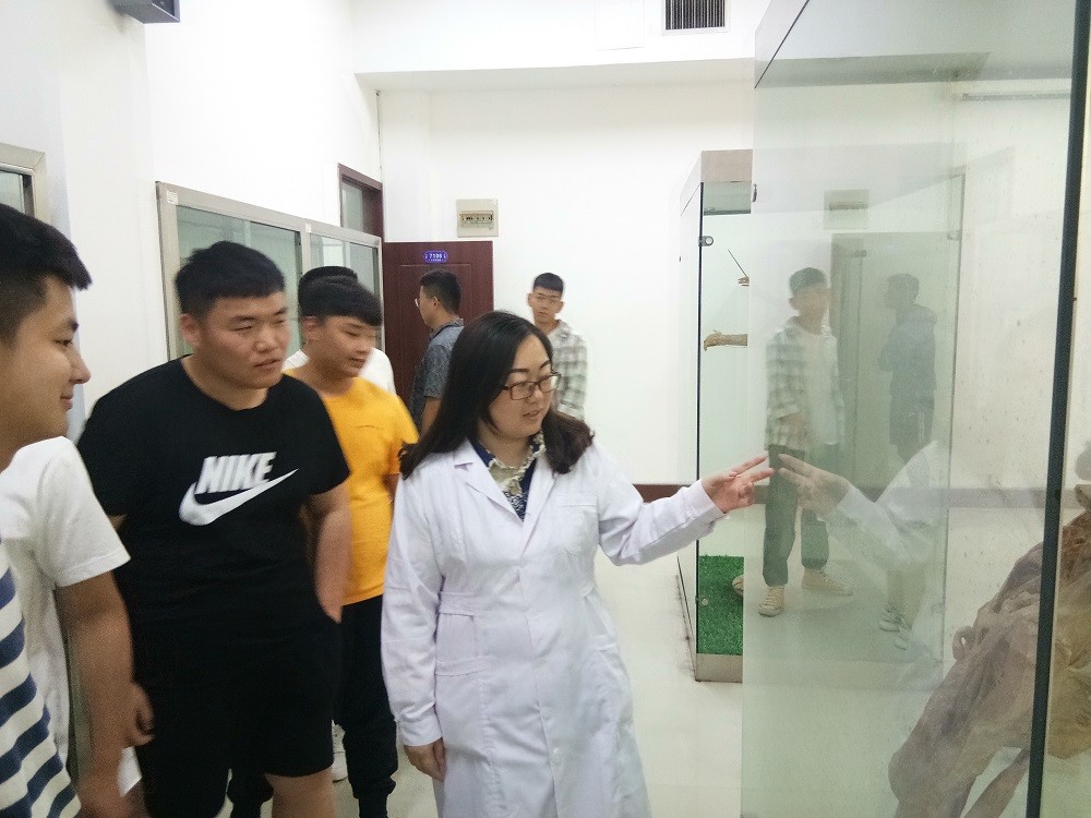 菏泽学院体育系师生来365足球生命科学馆参观