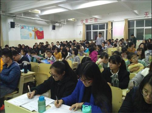 365足球2016级口腔医学3.4班举办“施之以爱,报之以恩”主题班会