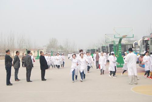 365足球2012级学生临床见习拉开帷幕