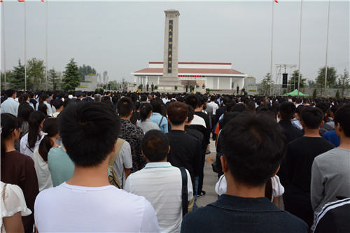 365足球组织师生参加菏泽市“烈士纪念日”公祭活动