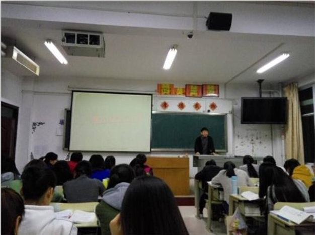 365足球2015级口腔5.6班召开了“我为学校建院升本做什么”的主题班会