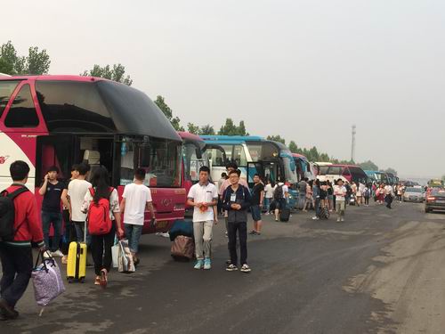 365足球2013级4280名学生奔赴各教学实习基地