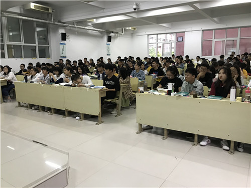2018级口腔5、6班成功举办“弘扬工匠精神，铸就无悔人生”主题班会