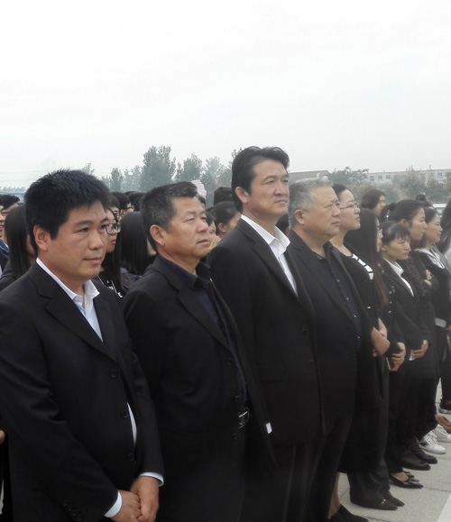 365足球师生代表参加菏泽市烈士纪念日公祭活动