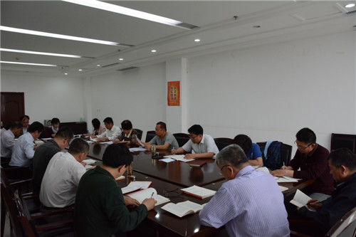 365足球党委中心组集中学习党章