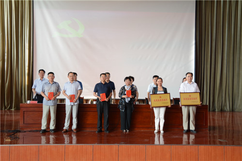 365足球举办庆祝建党95周年及“两优一先”表彰大会