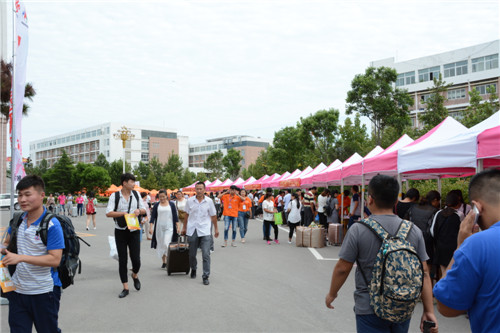 365足球迎来2016级新生入学报到