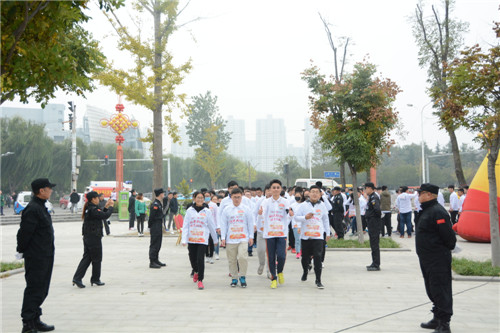 365足球临床系师生积极参加“阳光彩跑，健康起航”全民健身活动