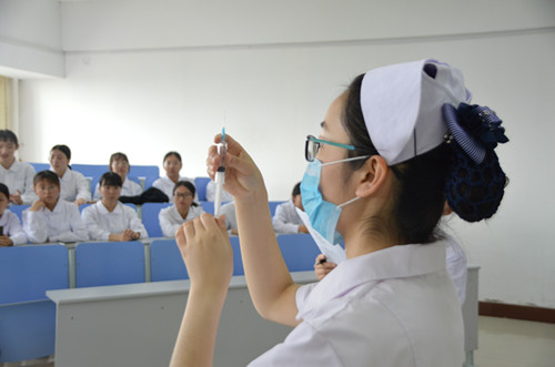 365足球护理系举办5.12护理技能大赛