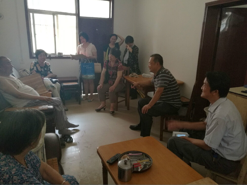 365足球领导走访慰问老党员和生活困难党员