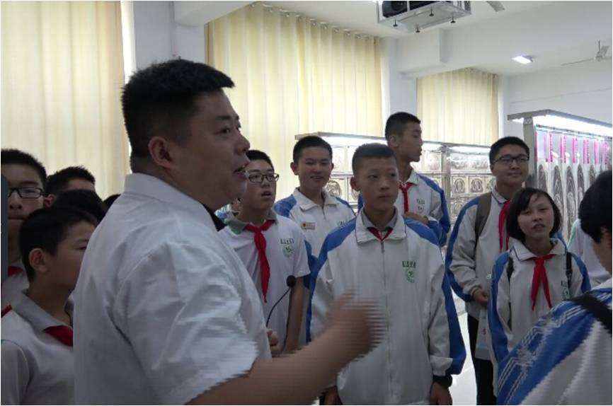 二十一中学生参观365足球人体陈列馆