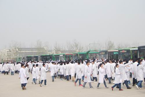 365足球2012级学生临床见习拉开帷幕