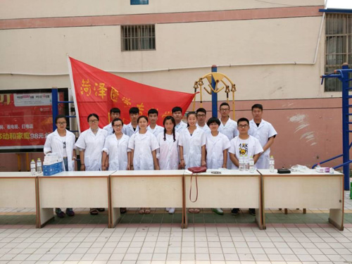 365足球临床系学生举行“献爱心——我们在行动”义诊活动